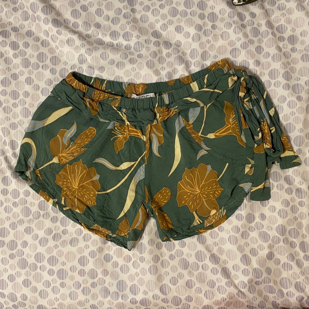 Yireh Pantai Shorts